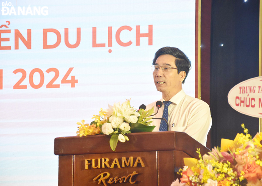 Vice Chairman of the City People's Committee Tran Chi Cuong acknowledged and highly appreciated the efforts of the tourism industry in 2023. Photo: THU HA