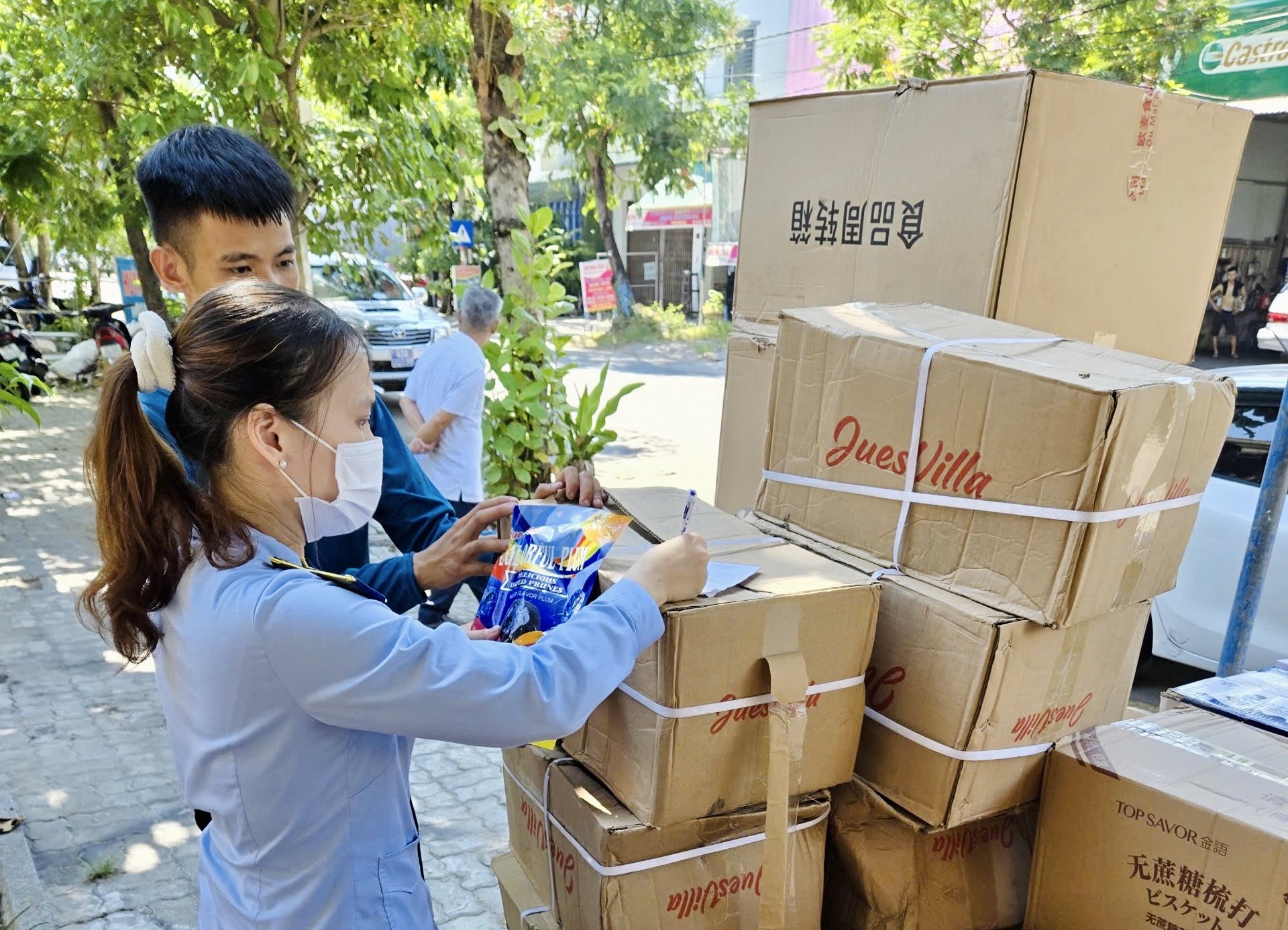 Das Marktmanagementteam Nr. 2 entdeckte und beschlagnahmte vorübergehend fast 3.300 geschmuggelte Süßwaren in Da Nang. Foto: Zur Verfügung gestellt von der Marktverwaltungsbehörde der Stadt Da Nang.