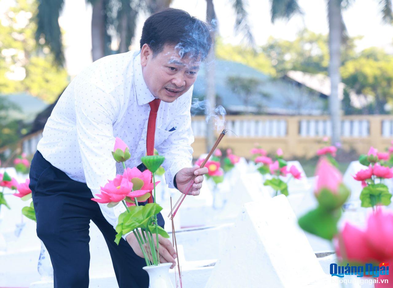 Der ständige stellvertretende Vorsitzende des Volksrats der Provinz, Nguyen Cao Phuc, brachte an den Gräbern der Märtyrer Weihrauch dar.