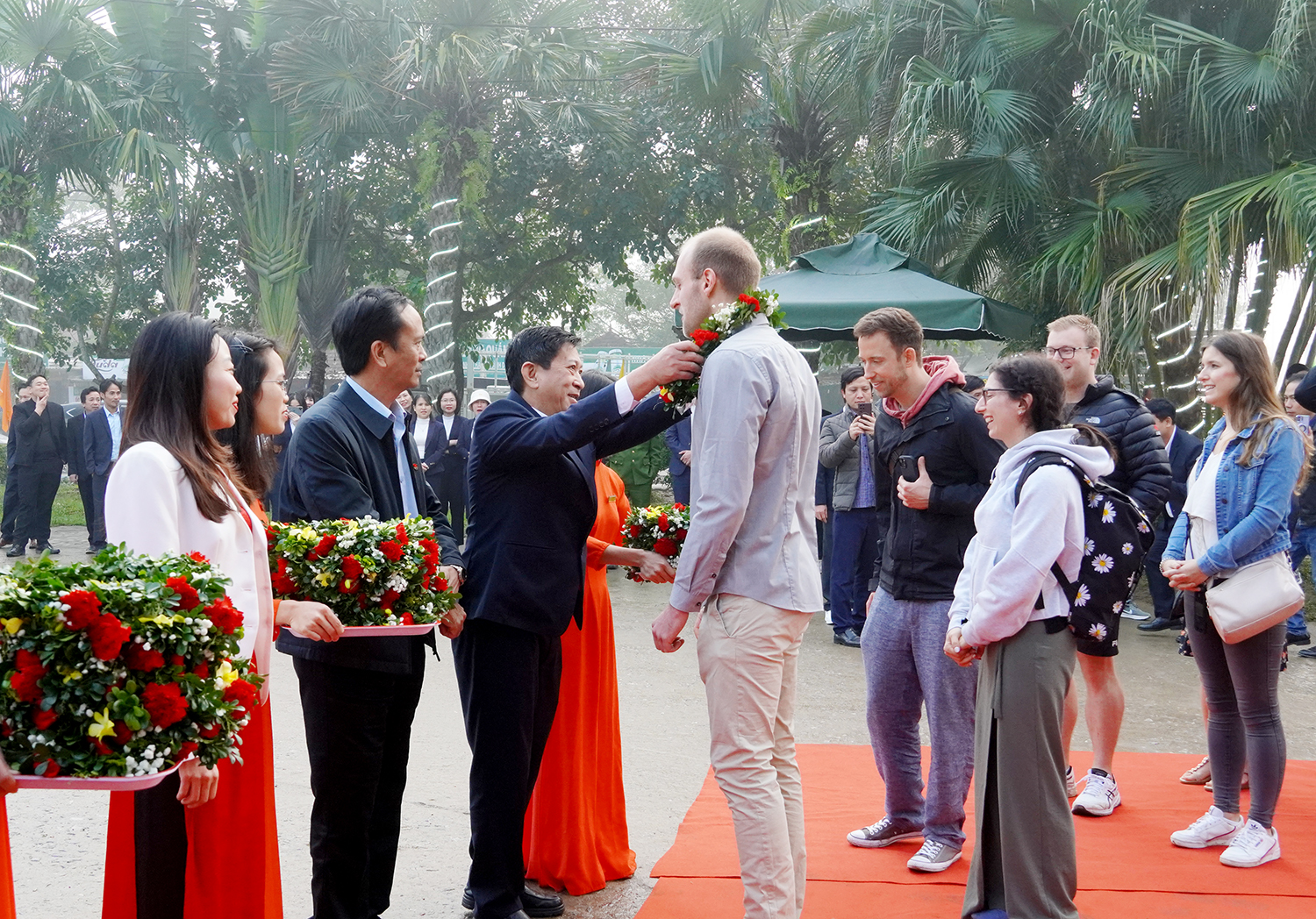 PN-KB国立公園管理委員会の代表者が観光客を歓迎するために花を贈呈した。