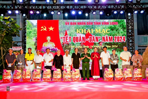Colonel Tran Minh Trang - Member of the Provincial Party Standing Committee, Commander of the Provincial Military Command; Ms. Nguyen Thi Quyen Thanh - Vice Chairwoman of the Provincial People's Committee, presented social security gifts on the occasion of the 2024 Military-Civilian Tet.   Photo: Vinh Long Provincial Military Command   
