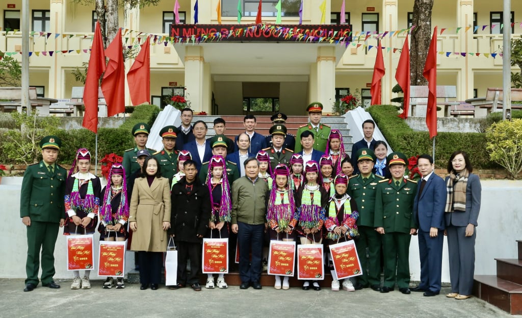 Đồng chí Bí thư Tỉnh ủy cùng đoàn công tác của tỉnh chụp ảnh lưu niệm với cán bộ, chiến sĩ và nhân dân trên địa bàn huyện Hải Hà