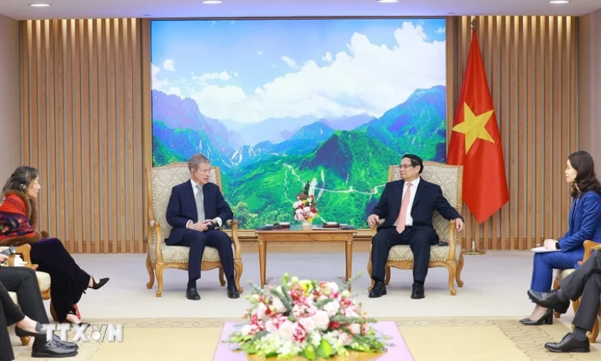 首相が実業家のニコラス・バーググルーン氏とグエン・ティ・リエン・ハン教授を訪問