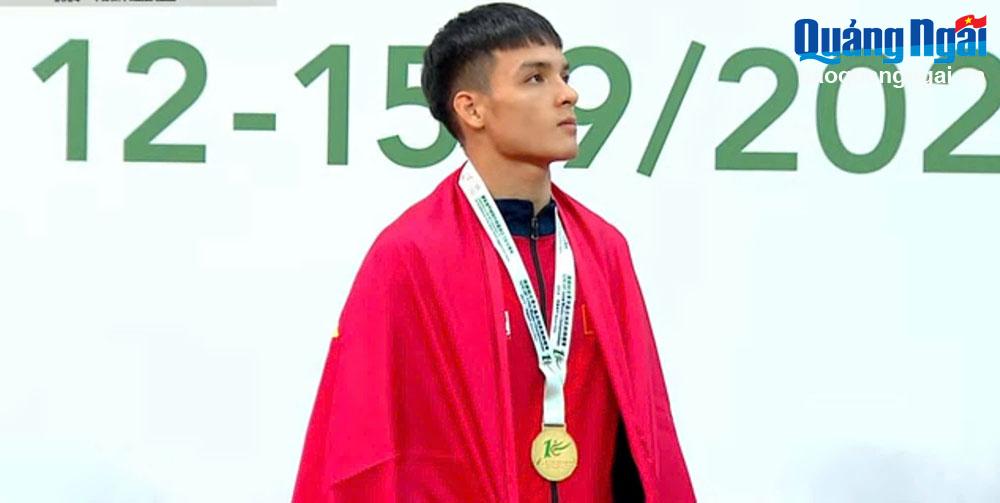 무술가 딘 반 땀은 베트남 국기를 바라보며 2024년 아시아 우슈 챔피언십에서 금메달을 수상했습니다.