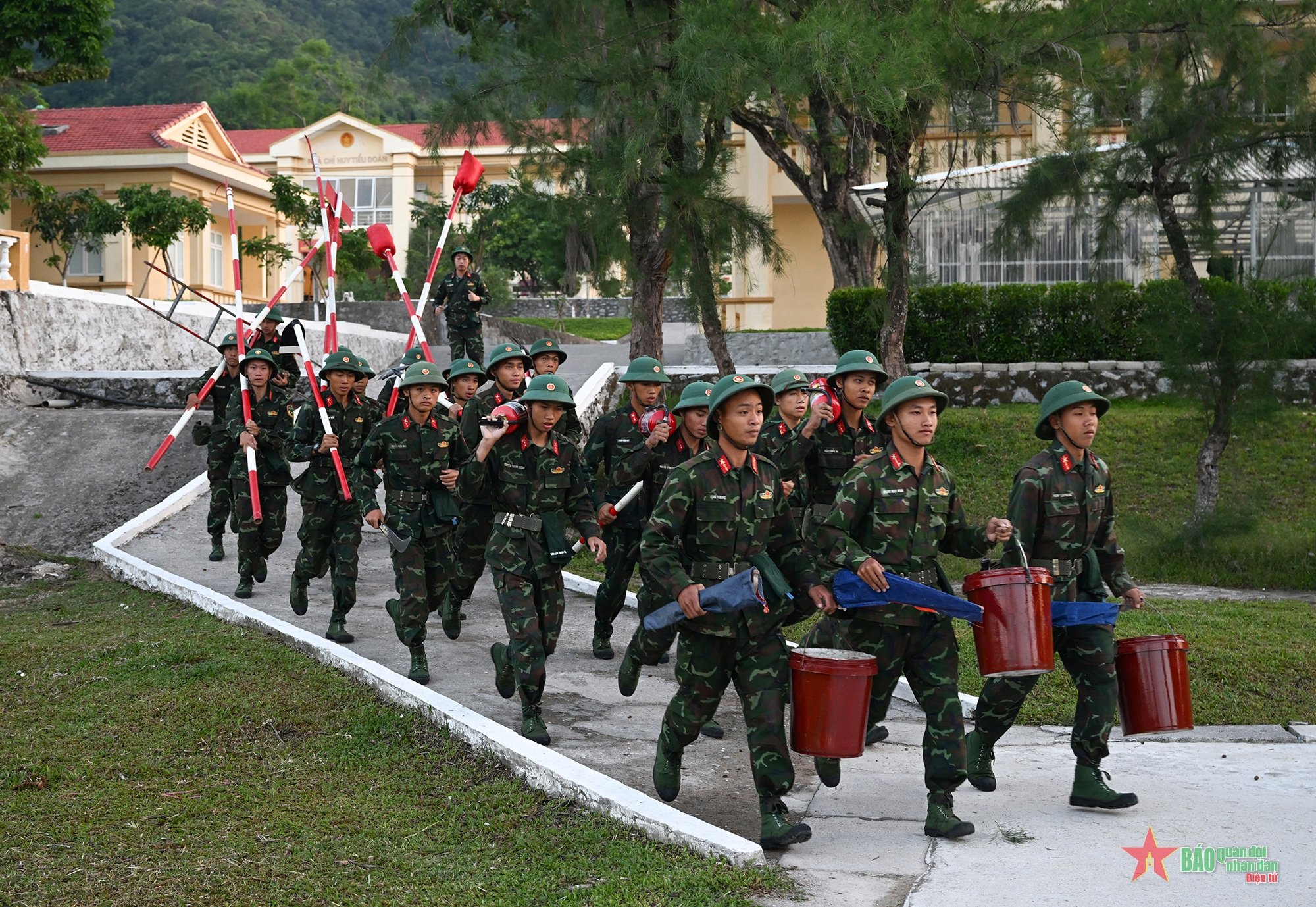 Sao vàng lấp lánh trên biển xanh