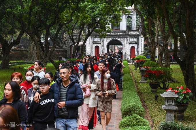 Thousands of families came to the Temple of Literature to ask for lucky words on the morning of the second day of Tet 2023. Photo: Giang Huy