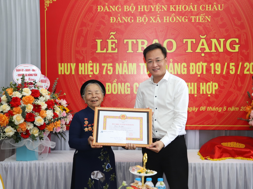 Le secrétaire provincial du Parti, Nguyen Huu Nghia, a remis l'insigne de 75 ans d'adhésion au Parti à la membre du parti, Pham Thi Hop.