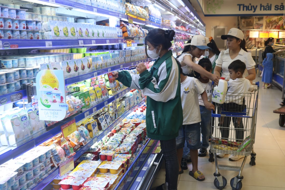 Die Leute kaufen im Co.opmart Buon Ma Thuot Supermarkt ein.