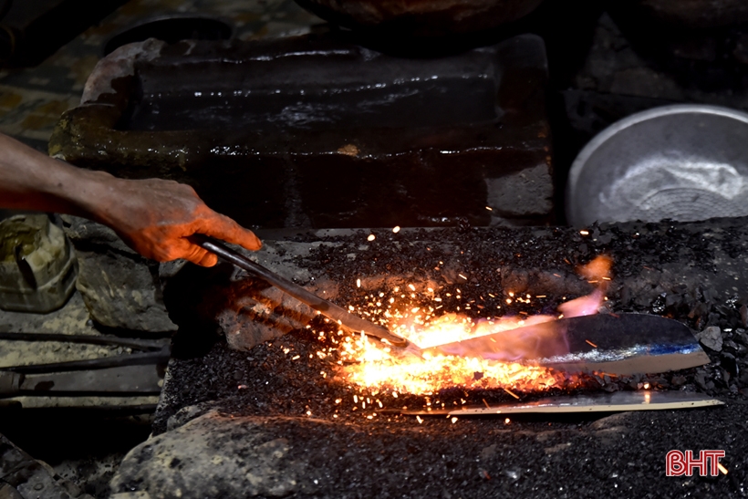 Trung Luong blacksmith village resounds with the sound of hammers