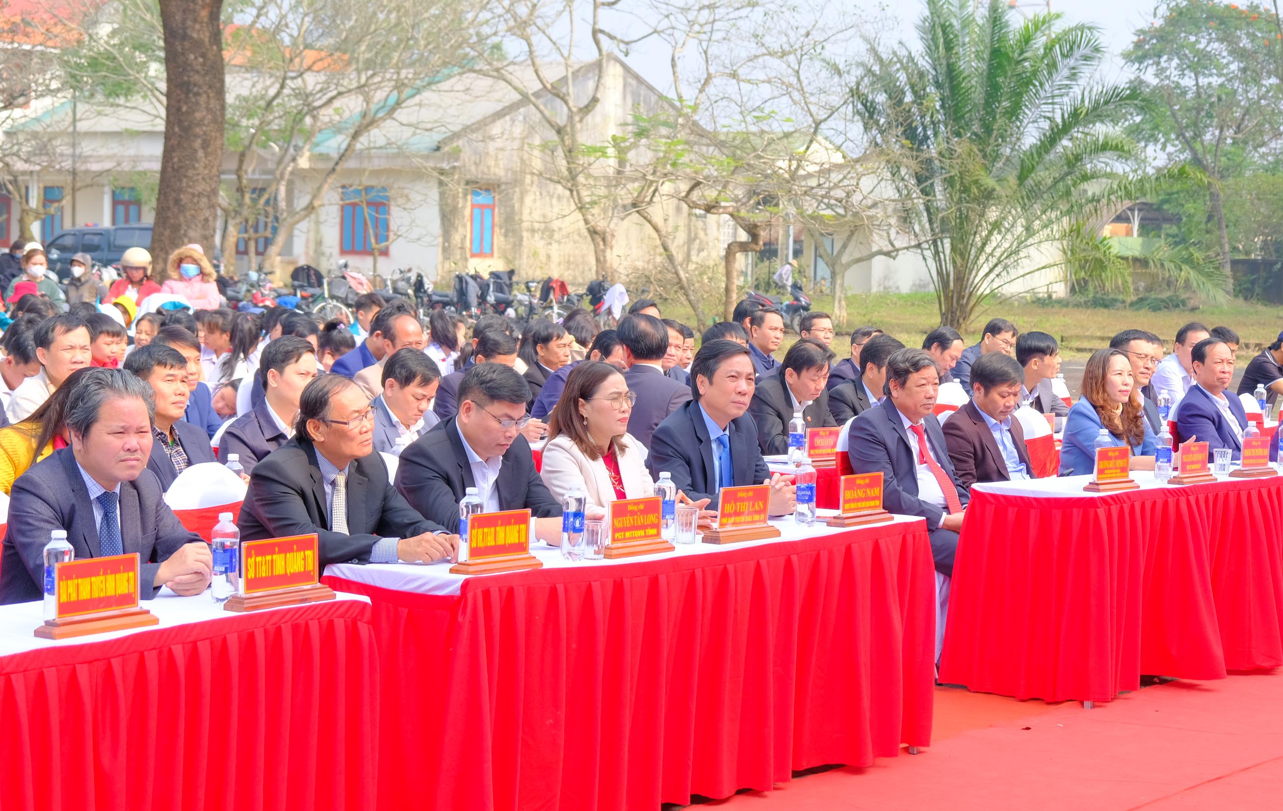 At Ty 봄 신문 축제에 전시되는 거의 1,000개의 신문 출판물 - 2025