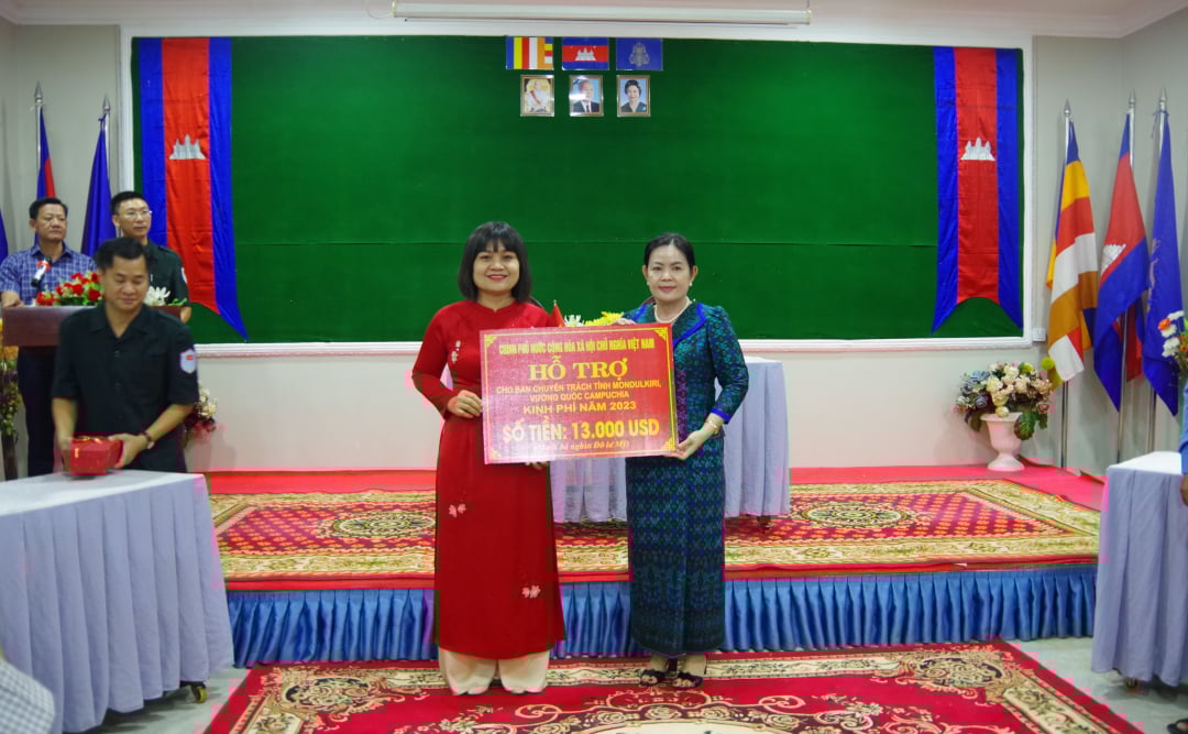 Ban Chỉ đạo 515 tỉnh Đắk Lắk trao tiền hỗ trợ cho Ban Chuyên trách tỉnh Mondulkiri. 