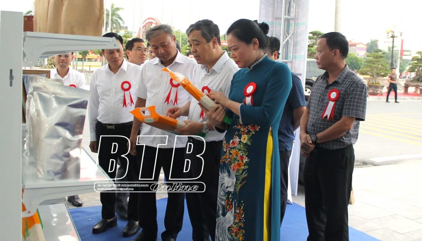 Vu Thu: Opening of the exhibition fair, introducing OCOP products and key products