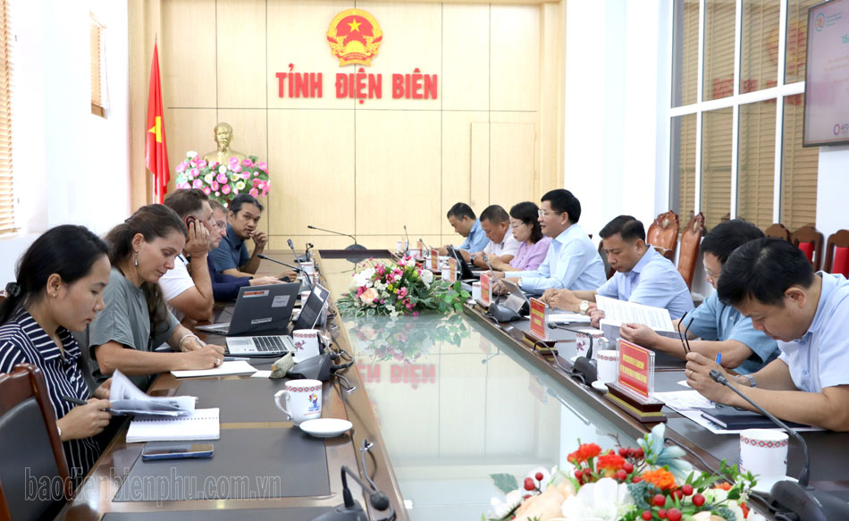 El presidente del Comité Popular Provincial, Le Thanh Do, trabajó con la delegación de la AFD