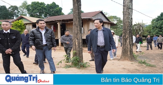 Le vice-président du Comité populaire provincial, Hoang Nam, a inspecté les travaux de démolition des maisons temporaires et délabrées à Huong Hoa, Dakrong.