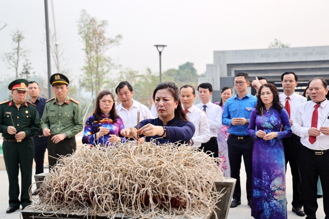 Đoàn công tác tỉnh Bắc Giang tri ân các Anh hùng liệt sĩ Chiến trường Điện Biên Phủ