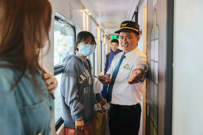 Passagiere steigen im April am Bahnhof Saigon in einen Zug. Foto: Quynh Tran