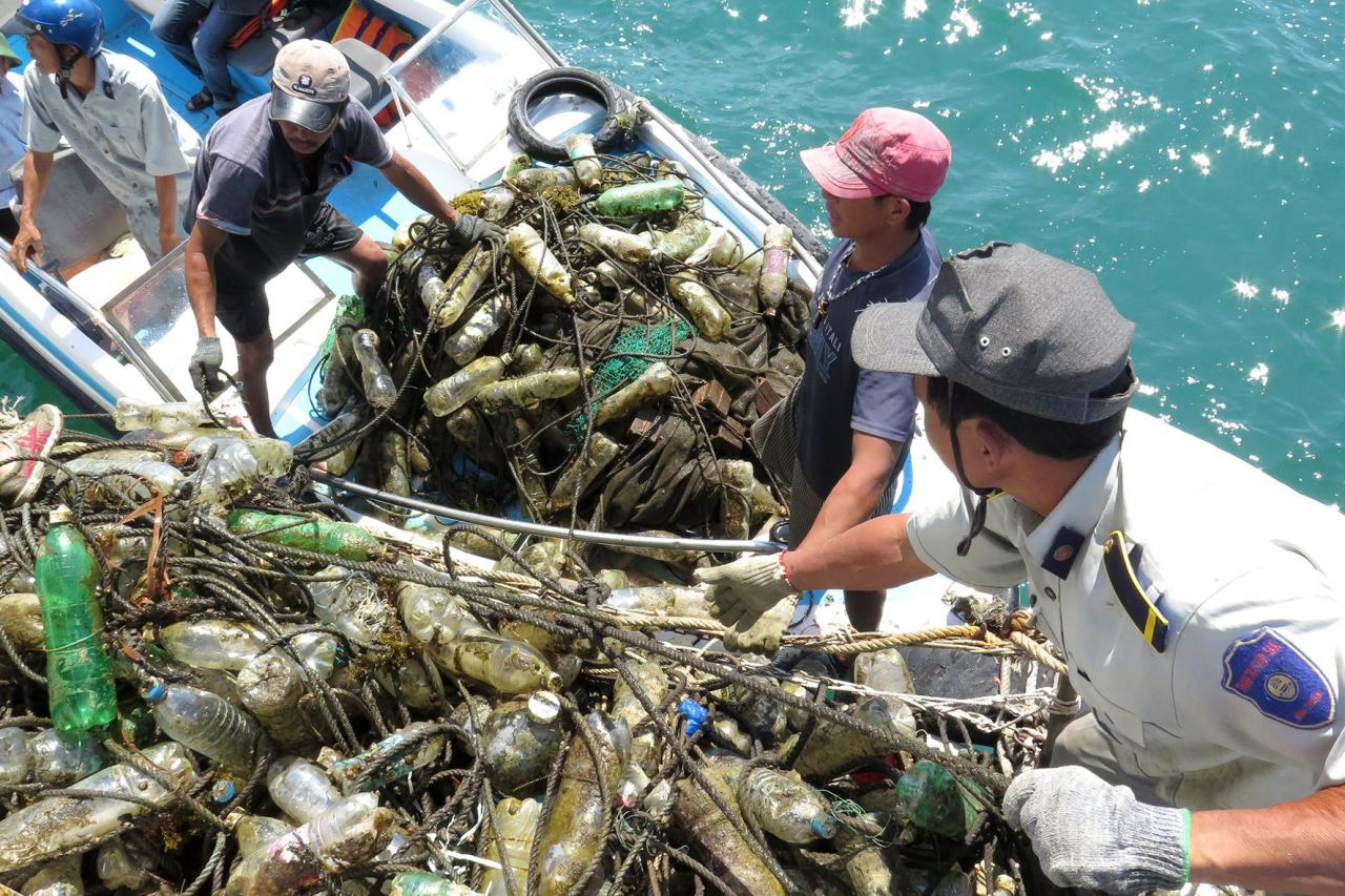 The-tom-hum-flying-fish-is-being-attacked-by-a-fisherman-in-ham-tien-tourist-area-anh-n.-lan-4-.jpg