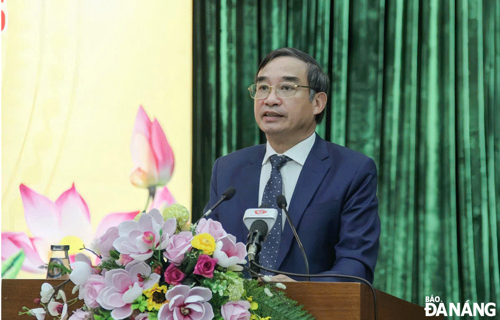 Chairman of the City People's Committee Le Trung Chinh speaks at the conference. Photo: TRONG HUNG