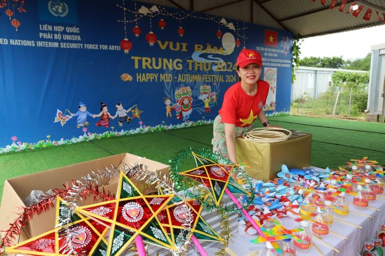 Les soldats de la paix vietnamiens organisent la fête de la mi-automne pour les enfants d'Abyei, photo 3