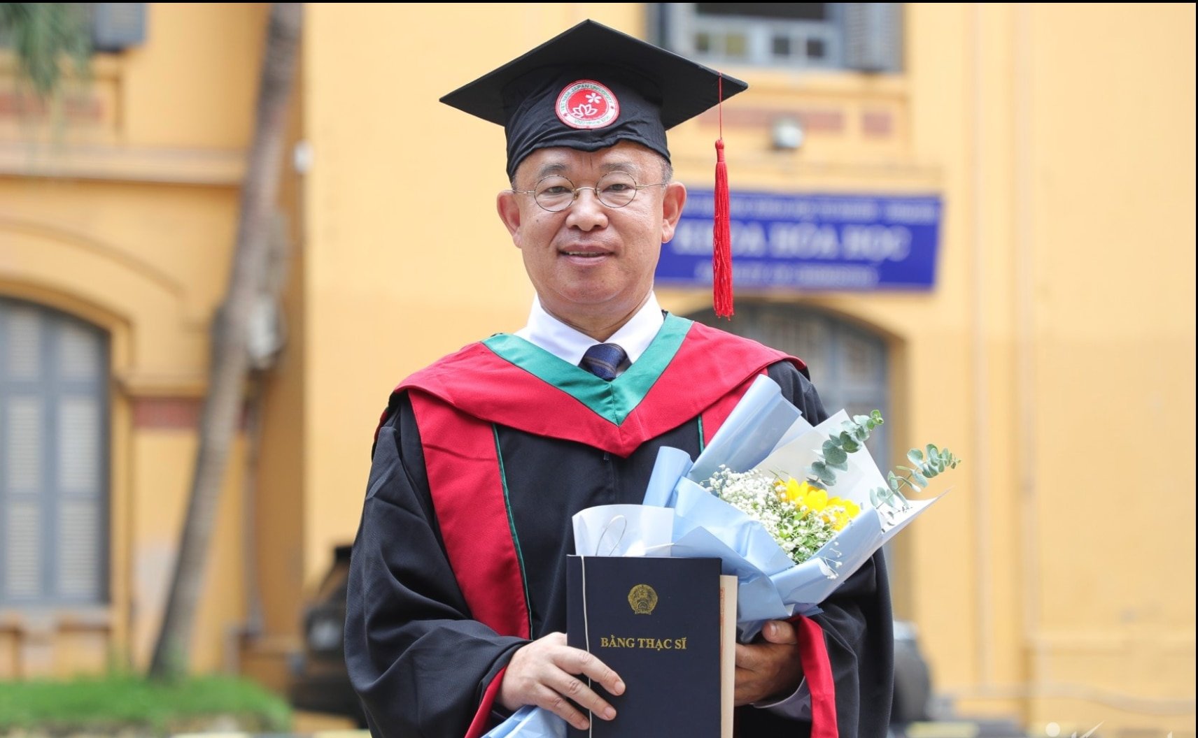 Un Japonais choisit le Vietnam pour faire son master et obtient son diplôme à 63 ans