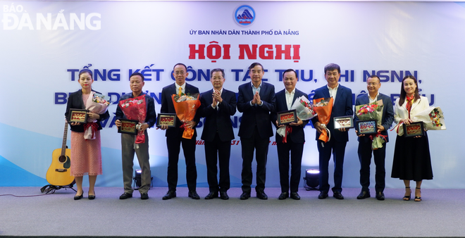 El secretario del Comité del Partido de la Ciudad, Nguyen Van Quang, y el presidente del Comité Popular de la Ciudad, Le Trung Chinh (centro), elogiaron a las empresas ejemplares de la ciudad que pagan impuestos. Foto: M.QUE