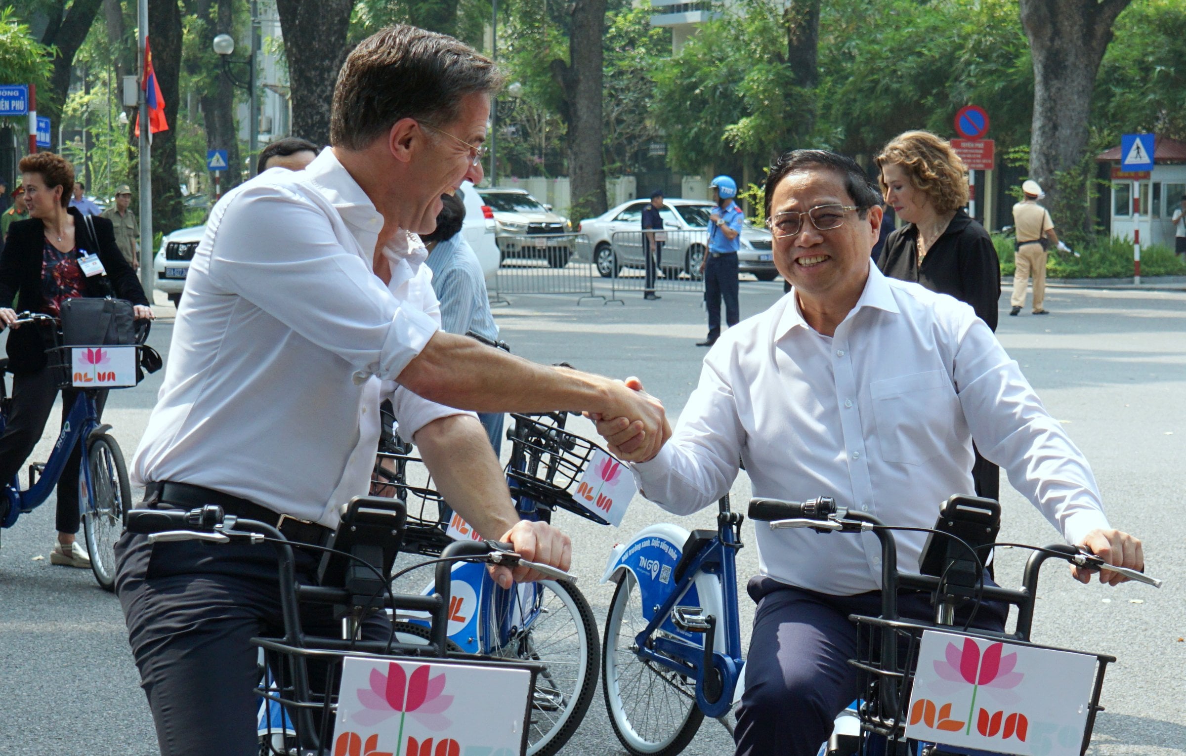 Les Premiers ministres du Vietnam et des Pays-Bas parcourent les rues d'Hanoï à vélo.