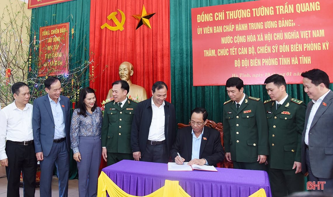 Vice Chairman of the National Assembly wishes a happy new year to people, officers and soldiers in Ha Tinh