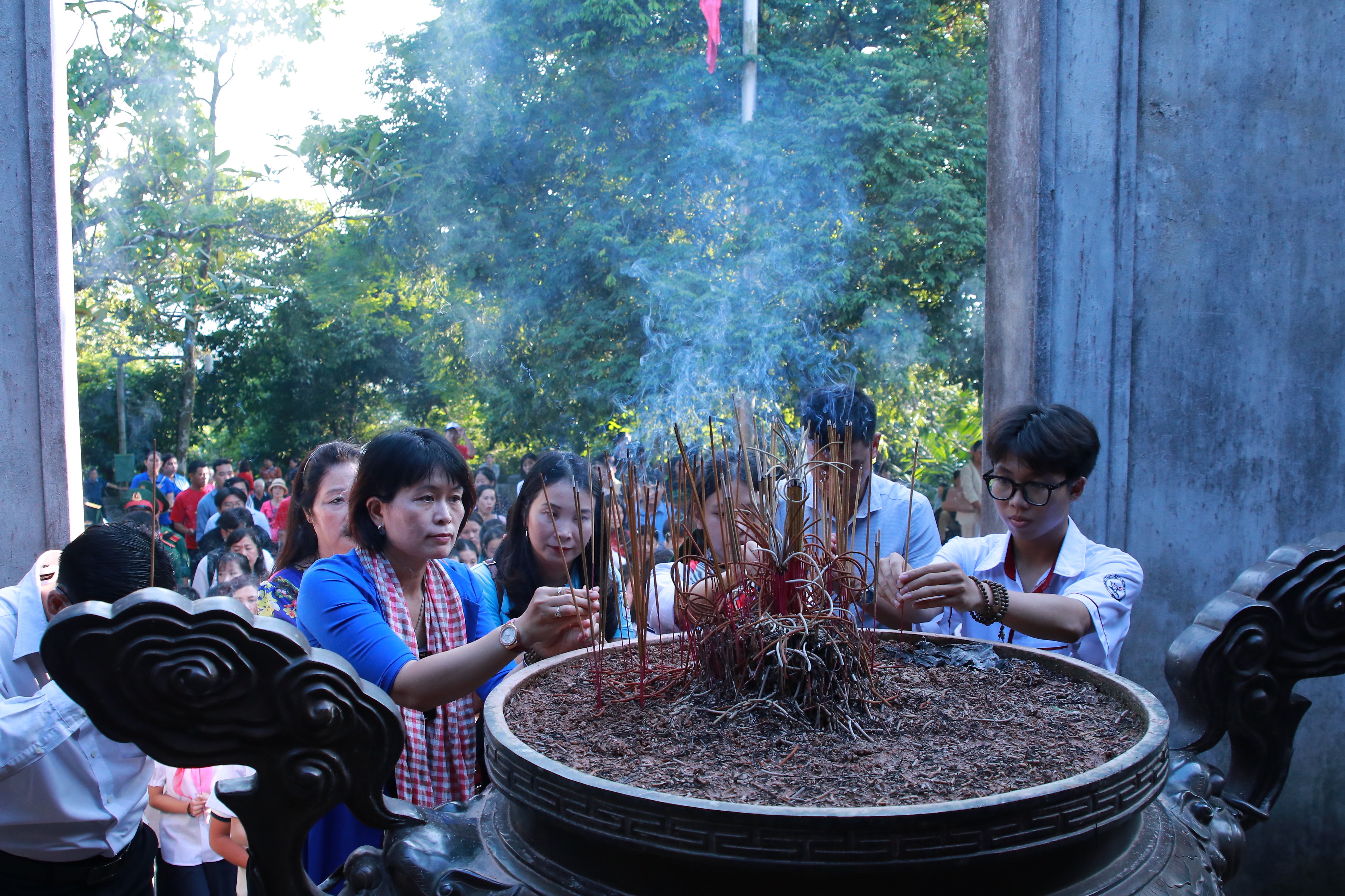 Đoàn đại biểu Cuộc thi Đại sứ Văn hóa đọc dâng hương tri ân công đức các Vua Hùng