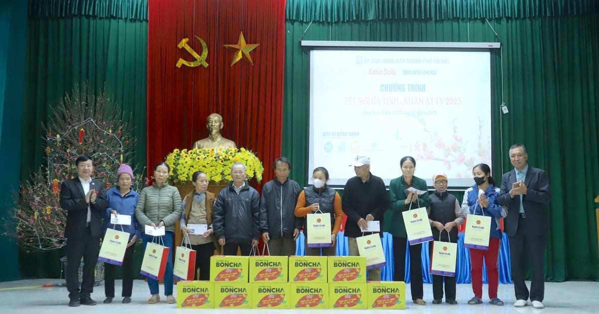 Verteilung von Tet-Geschenken an Haushalte in schwierigen Verhältnissen im Distrikt Ung Hoa