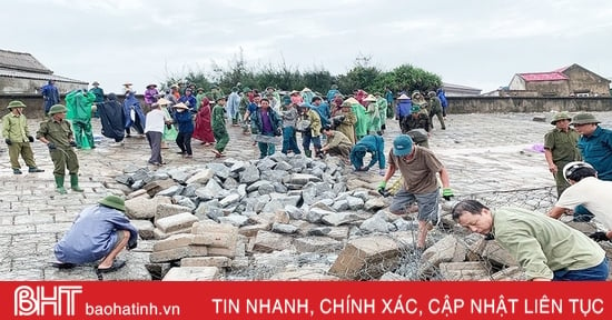 Hunderte Menschen trotzen dem Regen, um den Seedamm von Cam Nhuong zu verstärken