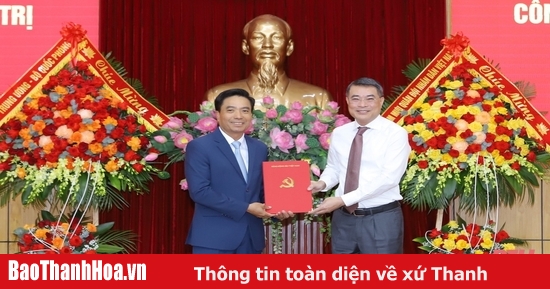 Images de la conférence annonçant la décision du Politburo de nommer le lieutenant-général Nguyen Doan Anh au poste de secrétaire du Comité provincial du Parti de Thanh Hoa