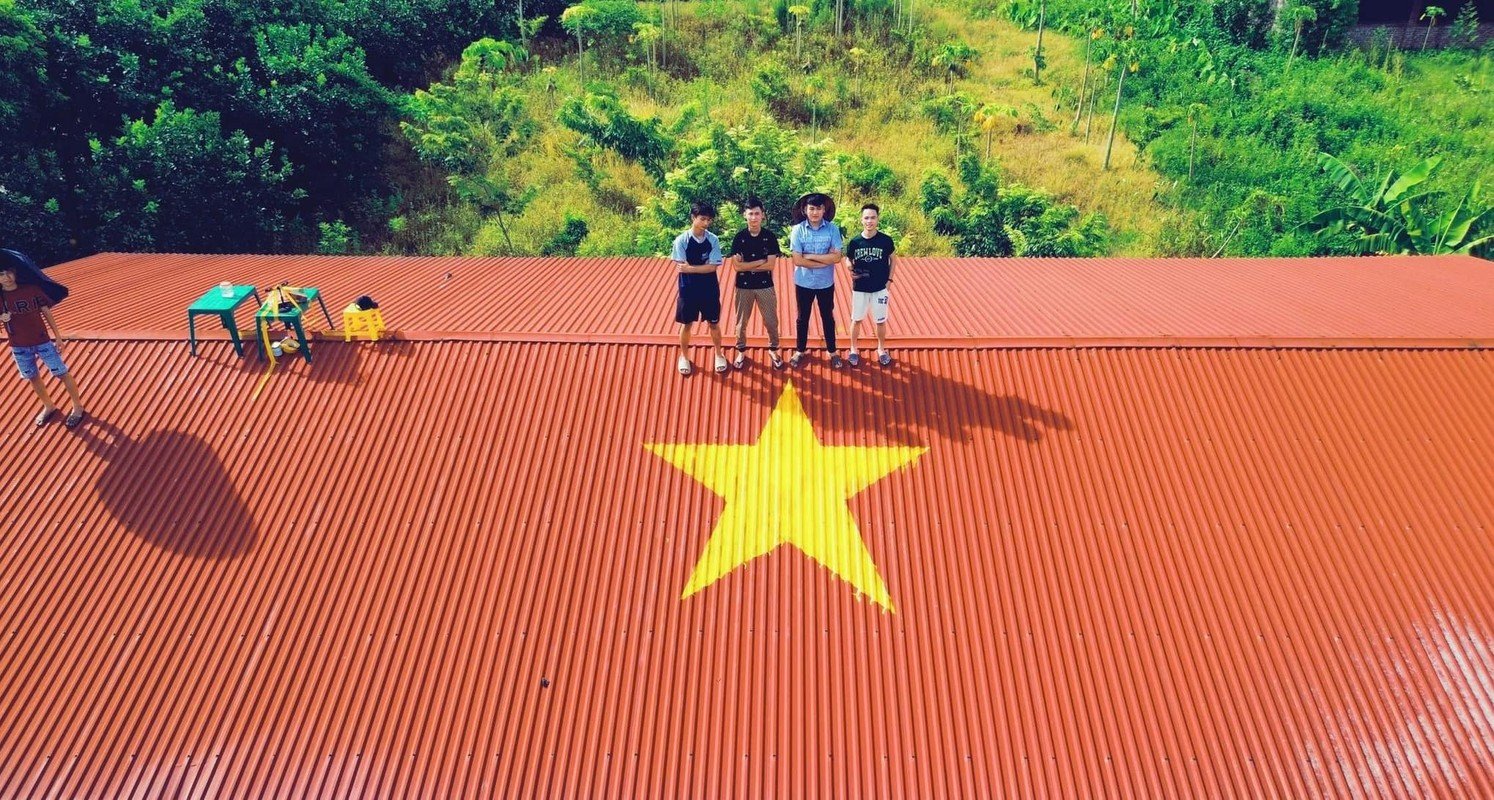 Der Trend, jedes Dach in eine vietnamesische Flagge zu verwandeln, sorgt im Internet für Aufsehen.