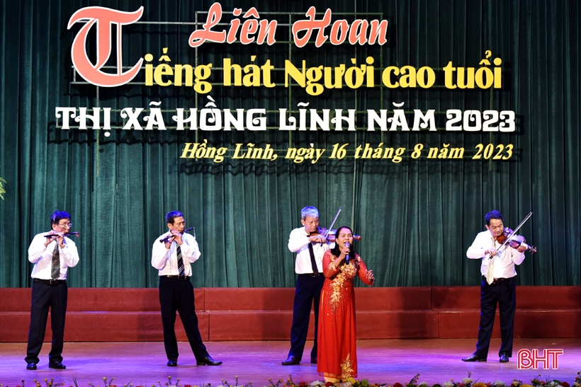 Festival de chant passionnant pour les personnes âgées de la ville de Hong Linh