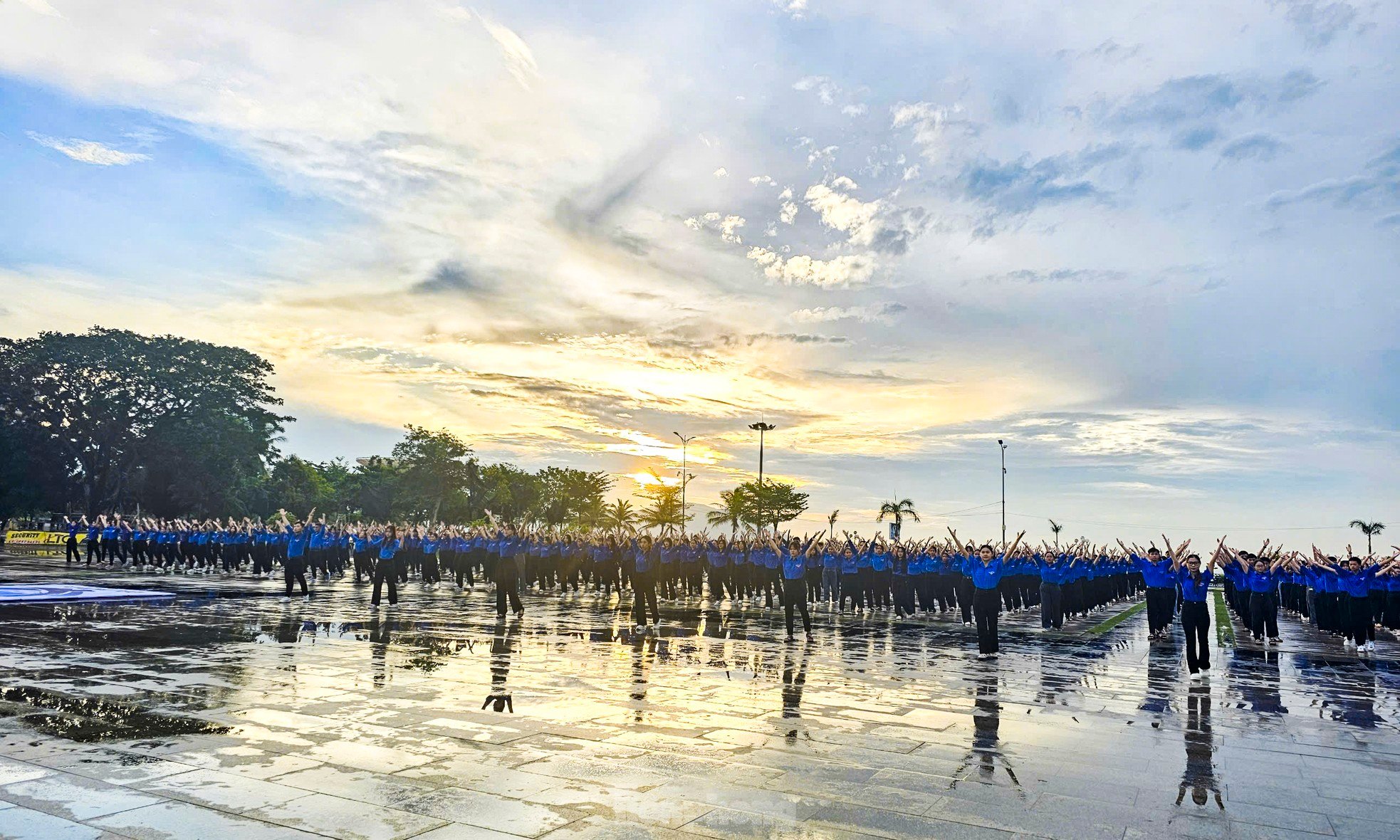 เยาวชน 3,000 คนแสดงร่วมกันต้อนรับการประชุมสหภาพเยาวชนเวียดนามที่จังหวัดบิ่ญดิ่ญ ภาพที่ 5