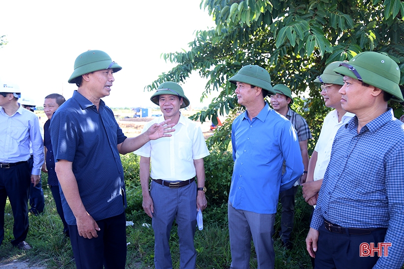 El Viceministro de Transporte Le Dinh Tho: Ha Tinh está haciendo grandes esfuerzos para limpiar el sitio y asegurar la fuente de materiales para la construcción de la Autopista Norte-Sur.