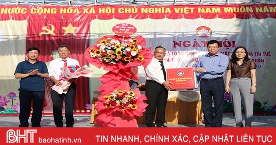 Phó Chủ tịch Thường trực HĐND tỉnh chung vui Ngày hội Đại đoàn kết