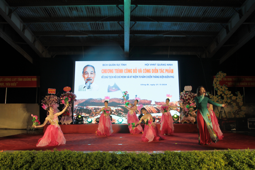 ការផ្លាស់ប្តូរសិល្បកររវាងវិចិត្រករនៃសមាគមអក្សរសិល្ប៍ និងសិល្បៈ Quang Ninh និងទាហាននៃកងវរសេនាធំ។