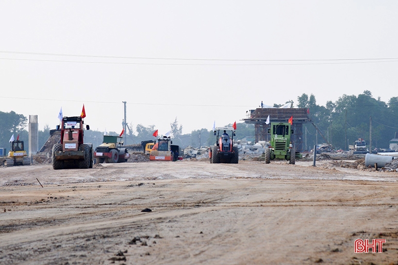 A commune in Ha Tinh simultaneously cleared land for 9 major projects.