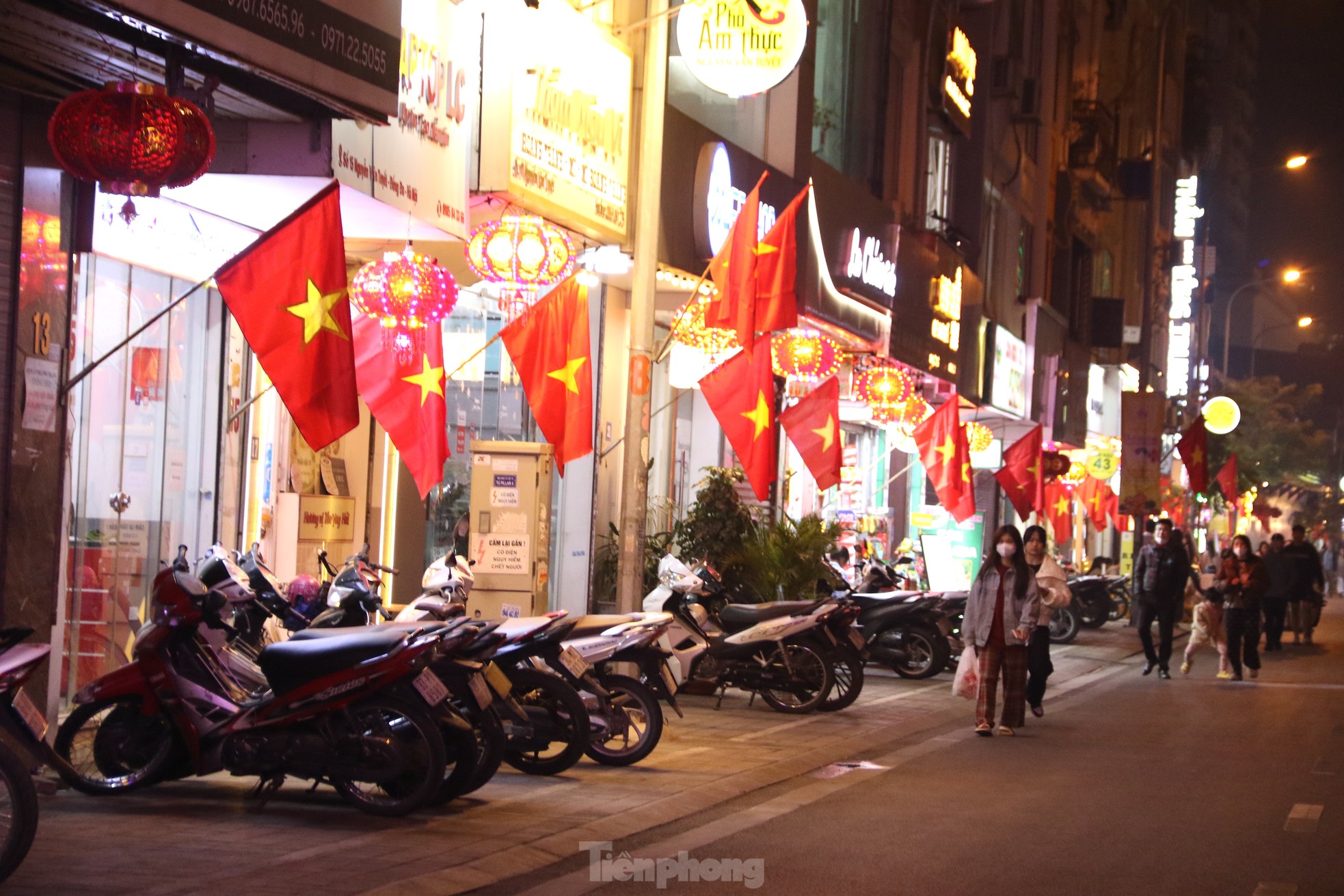 Chaos dans la rue gastronomique récemment ouverte à Hanoi, photo 13