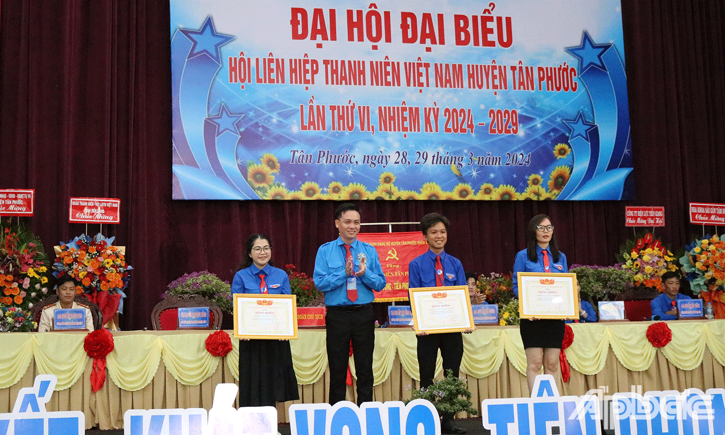 Das Komitee der Vietnam Youth Union der Provinz Tien Giang lobte drei Gruppen und fünf Einzelpersonen für zahlreiche Erfolge in verschiedenen Bereichen der Unionsaktivitäten im vergangenen Jahr.