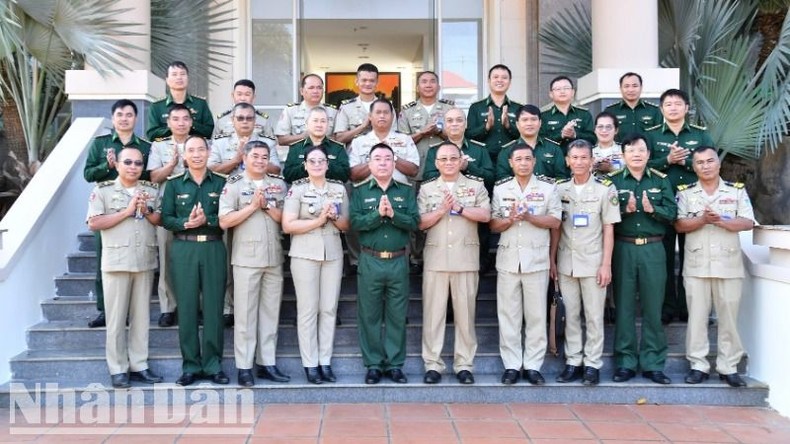 กองบัญชาการตำรวจภูธรมณฑลคีรี ราชอาณาจักรกัมพูชา อวยพรปีใหม่แก่กองบัญชาการตำรวจตระเวนชายแดนจังหวัดดั๊กลัก ภาพที่ 2