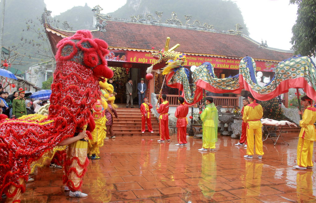 Eine Drachen- und Löwentanzgruppe führt Rituale im Nung Tri Cao Tempel durch.