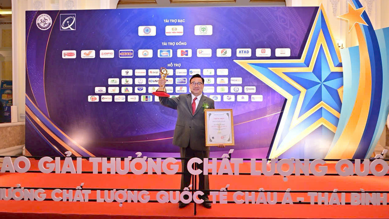 El Sr. Nguyen Duy Da, presidente del consejo de administración y director de Vien Son Joint Stock Company, recibió el Premio Nacional de Oro a la Calidad de Vietnam.