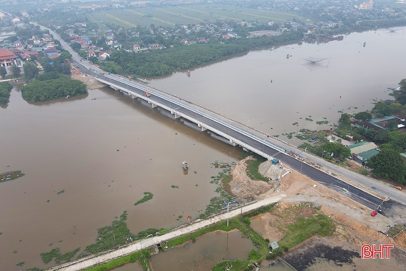 Diện mạo cây cầu nối TP Hà Tĩnh và phố biển Lộc Hà trước ngày thông xe