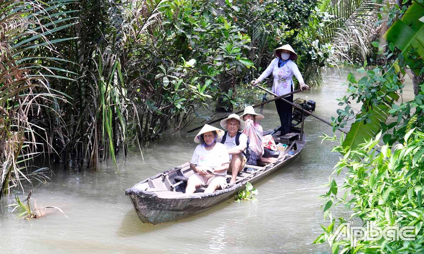 Bootsfahrten und Radtouren durch die schattigen Obstgärten sind interessante Erlebnisse auf der Insel Tan Phong.