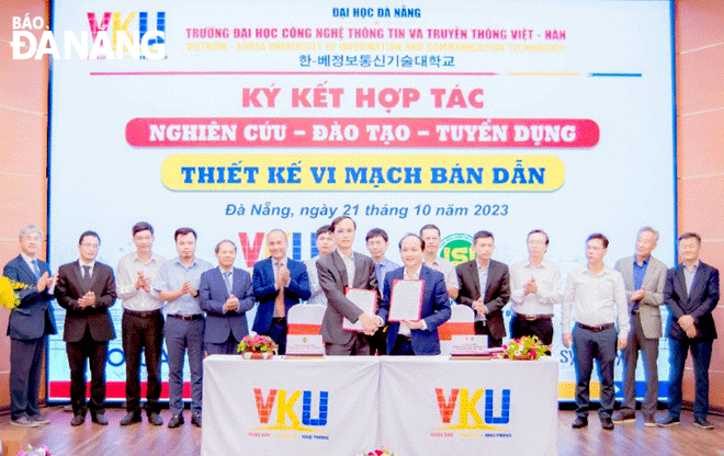Representatives of the Vietnam-Korea University of Information and Communications Technology (University of Danang) signed a cooperation agreement with the Institute of Information Technology (Vietnam National University, Hanoi) in research and innovation in semiconductor microchip design. Photo: M.Q