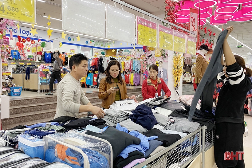 Los lugares de compras y entretenimiento en la ciudad de Ha Tinh están llenos de actividad durante las vacaciones de Año Nuevo.