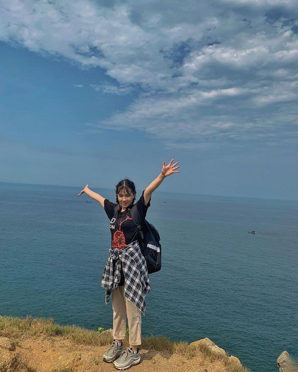 Mui Nghe is located about 17 km from the city center, about 35 minutes by car.