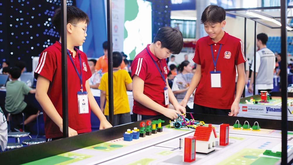 Vietschool students participate in a Robotics innovation competition