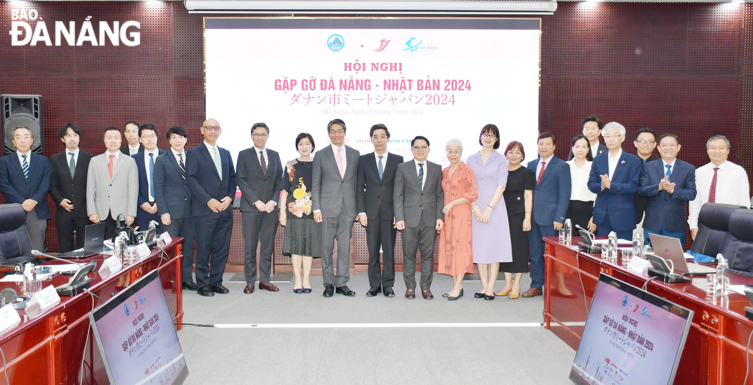 다낭-일본 미팅 2024에서 시 관계자들이 일본 기업인들과 기념사진을 찍고 있다. 사진: 탄 란